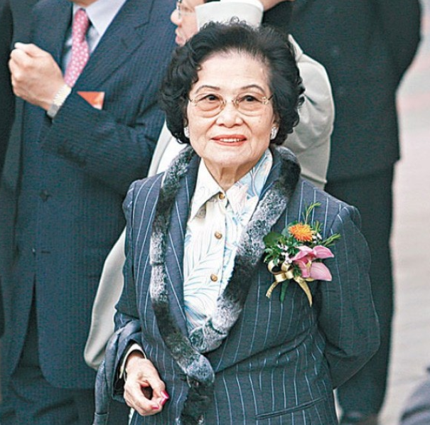 現代版慈禧！91歲身價千億「3子皆億萬富豪」 　 喪子後力挺兒媳「用11條家規」讓小三人財兩空