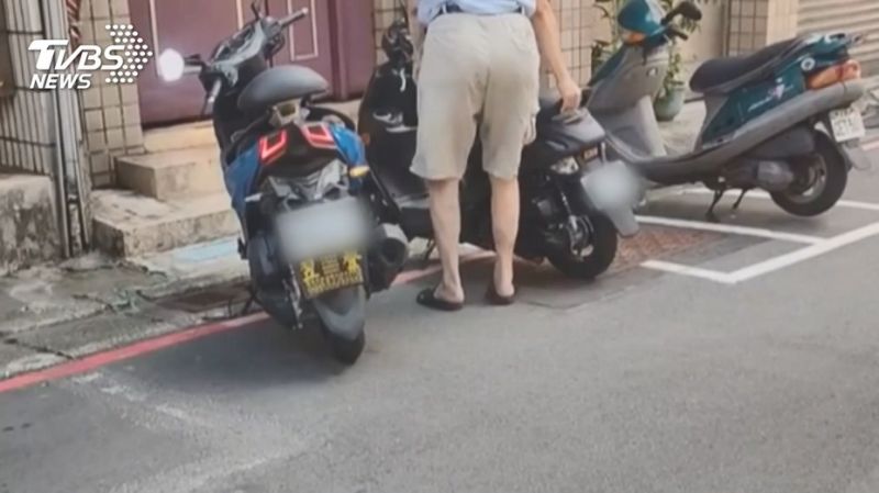 做人別太自私！誇張阿伯「擅移機車換停自己的」害人吃罰單　「全程被錄下」鄰居皆苦主：不是第一次