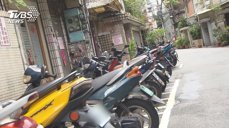 做人別太自私！誇張阿伯「擅移機車換停自己的」害人吃罰單　「全程被錄下」鄰居皆苦主：不是第一次