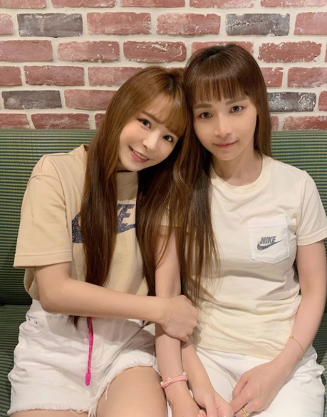 誰才是媽媽？女星曬閨蜜合照「媽媽也在裡面」網驚：根本猜不到　找出本尊讚「凍齡美貌可以出道了」