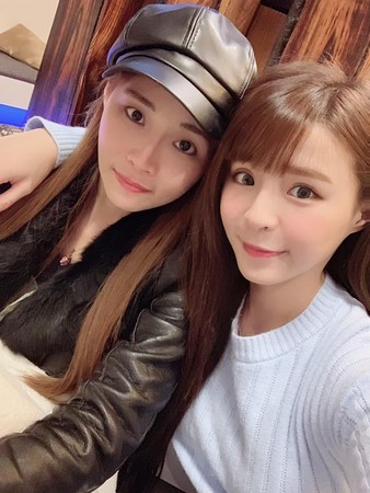 誰才是媽媽？女星曬閨蜜合照「媽媽也在裡面」網驚：根本猜不到　找出本尊讚「凍齡美貌可以出道了」