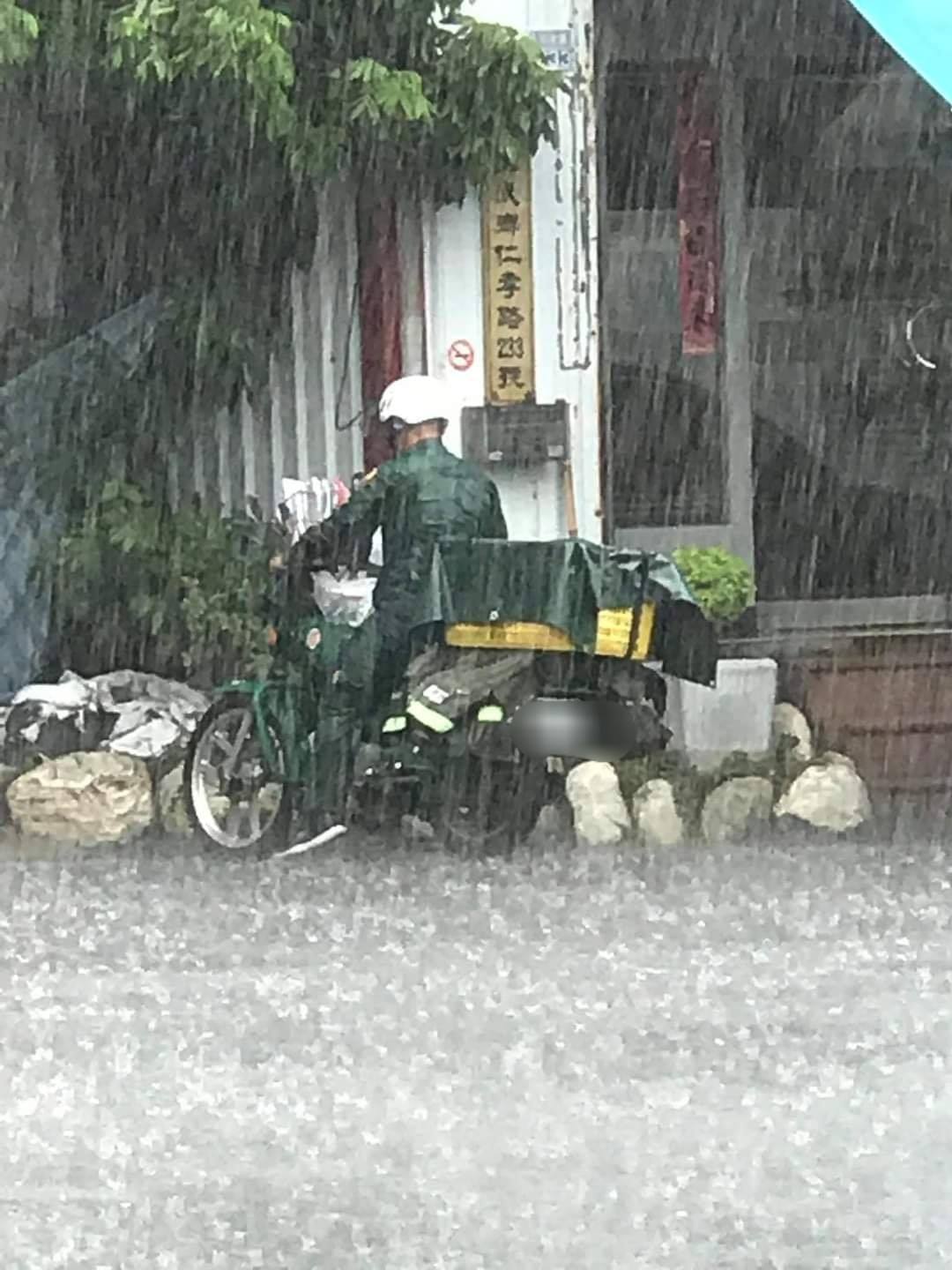 最敬業英雄！郵差送信到一半「天空下起大雨」　堅守崗位「全身濕卻先保護信件」被讚爆：謝謝你的付出