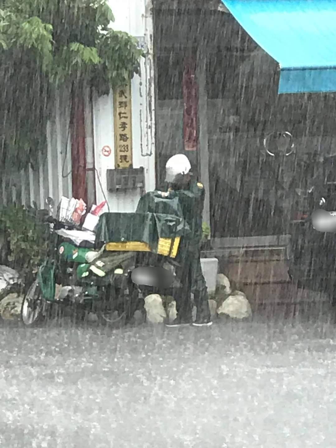 最敬業英雄！郵差送信到一半「天空下起大雨」　堅守崗位「全身濕卻先保護信件」被讚爆：謝謝你的付出