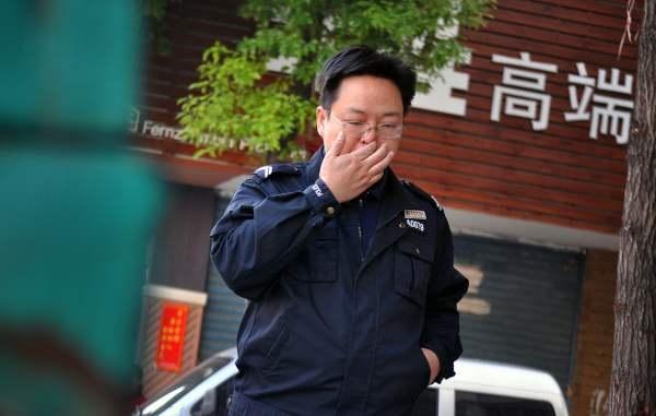 安於現狀！明星大學畢業「為照顧病父辭職」　低調當保全「20年不參加同學會」