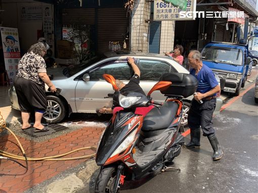 70歲老師傅「苦養三憨兒」！天天洗車10小時「一雙手全泡皺」　為兒女「整年不敢休」咬牙喊：做到不能做那天