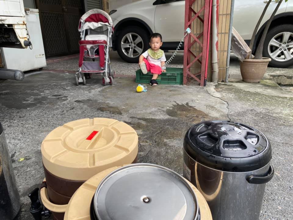 給兒子用防走失牽繩！阿婆路過見狀「被鍊住揪可憐欸」　媽媽曝「我也很無奈啊」：難道要放任小孩？