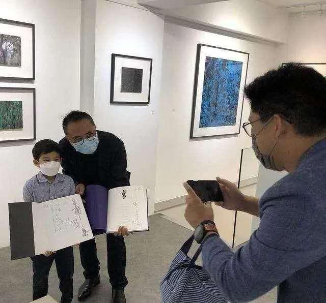 像極了普通家庭！霍啟剛居家陪孩子「5.7億豪宅內景」曝光，看到「左上角的空調」讓人直呼不敢信