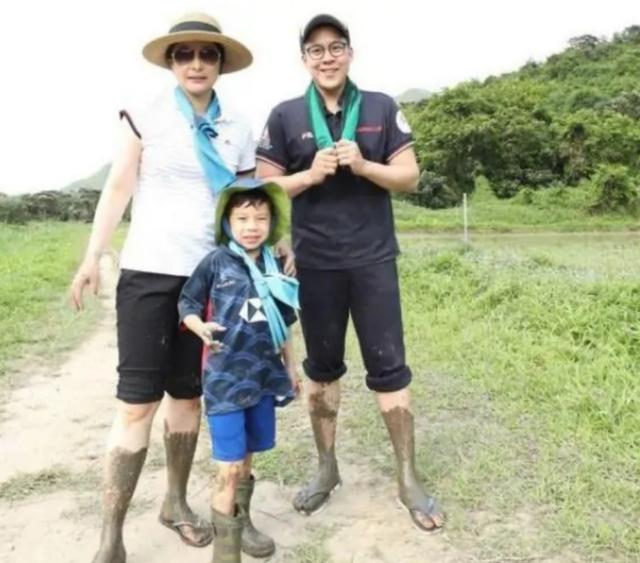 像極了普通家庭！霍啟剛居家陪孩子「5.7億豪宅內景」曝光，看到「左上角的空調」讓人直呼不敢信