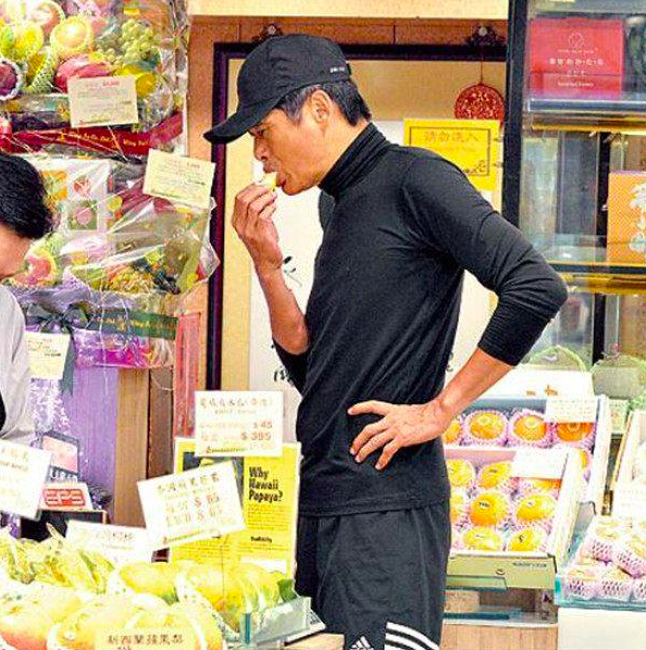 周潤發身家56億「月僅花4千」私下最愛逛菜市場！「每周必登山」一爬6小時：身體顧好比享受物質重要
