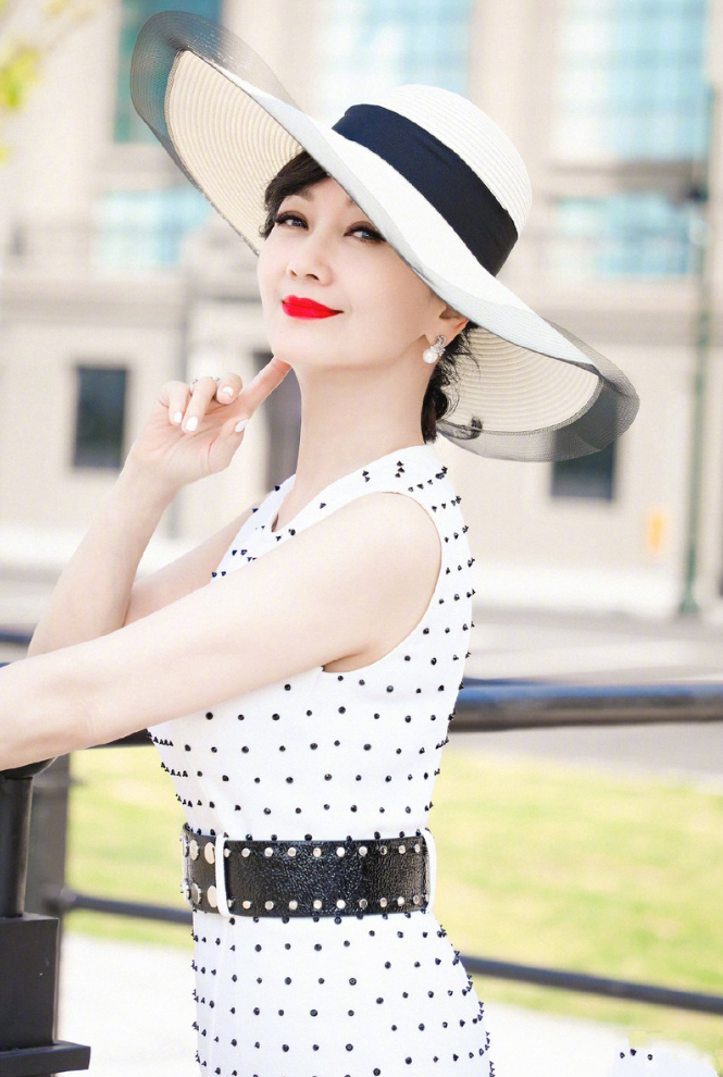 媽媽們別再比YA！「教你拍照怎麼擺」秀出中年女性優雅魅力　3重點不刻意擺拍「凍齡又氣質」