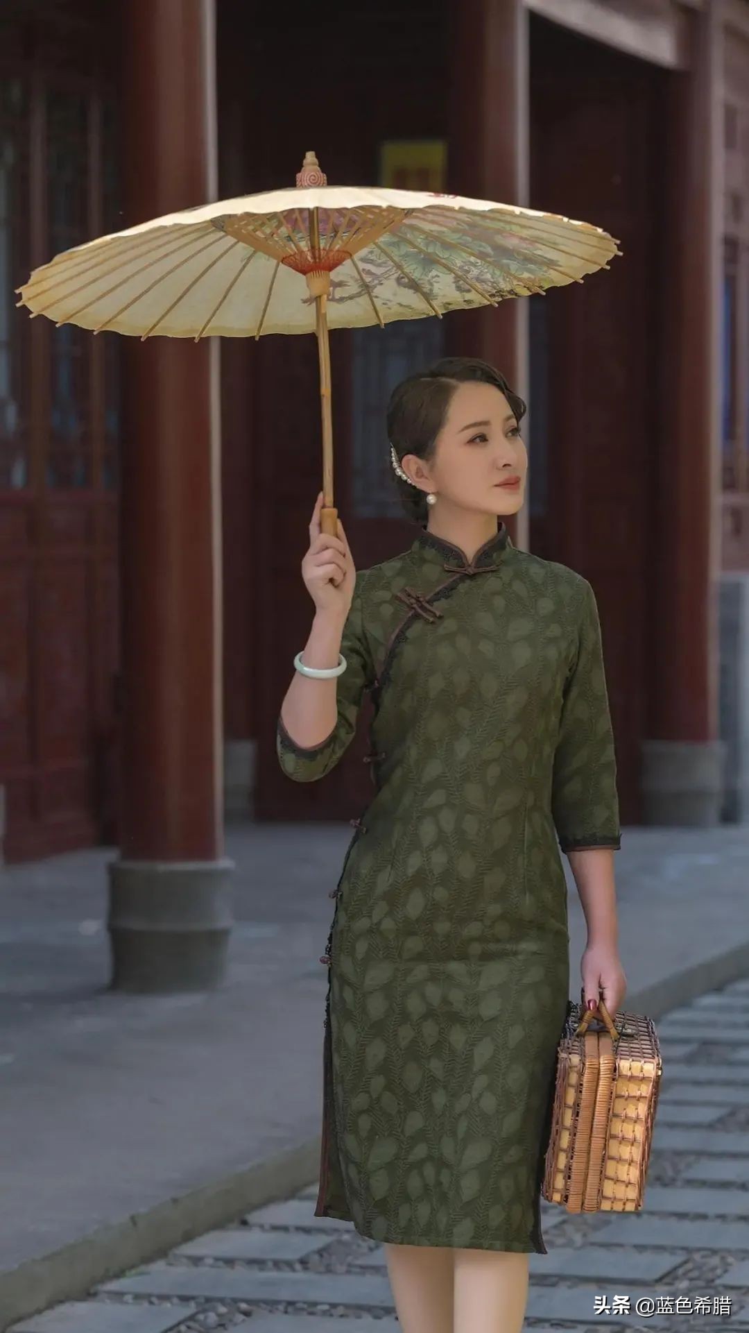 媽媽們別再比YA！「教你拍照怎麼擺」秀出中年女性優雅魅力　3重點不刻意擺拍「凍齡又氣質」