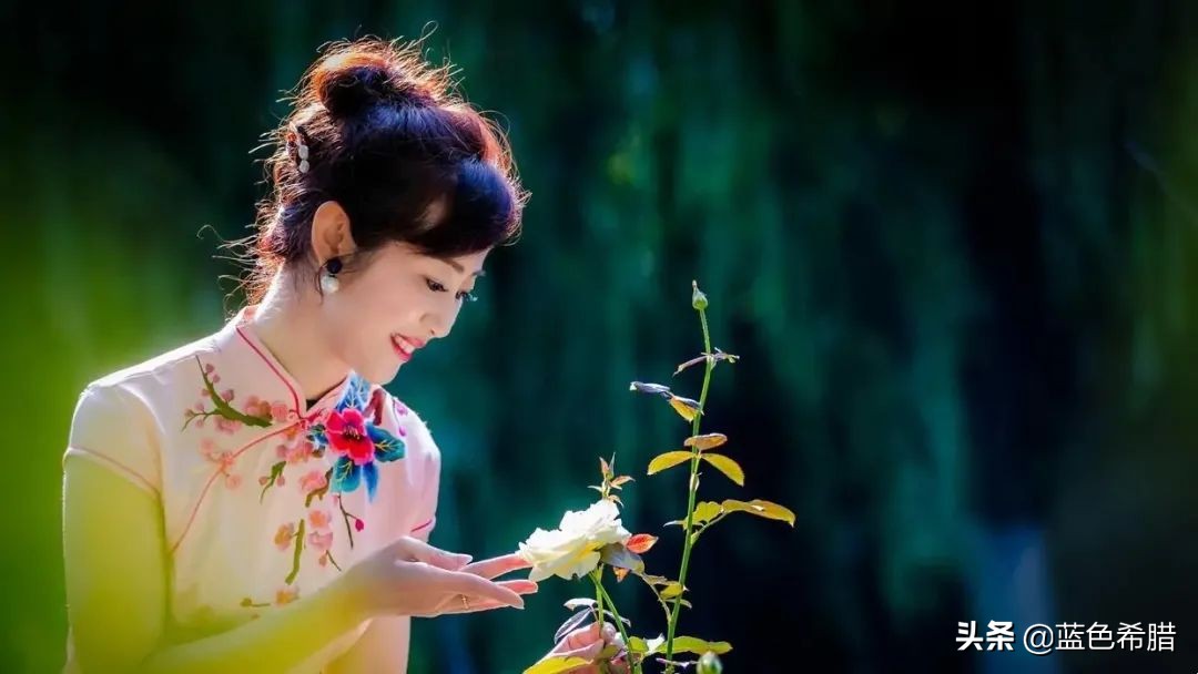 媽媽們別再比YA！「教你拍照怎麼擺」秀出中年女性優雅魅力　3重點不刻意擺拍「凍齡又氣質」