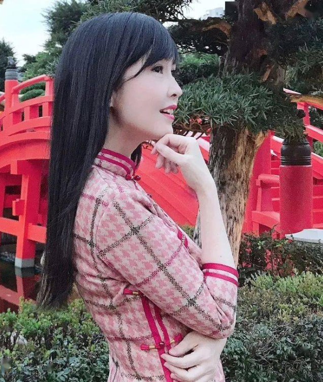 媽媽們別再比YA！「教你拍照怎麼擺」秀出中年女性優雅魅力　3重點不刻意擺拍「凍齡又氣質」