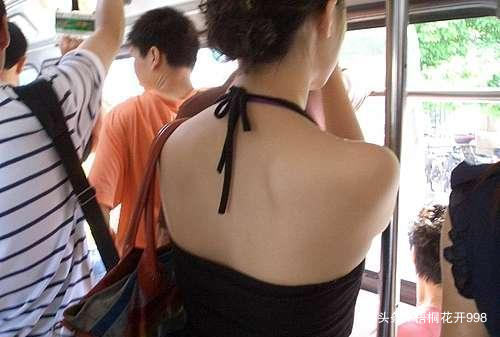 人面獸心？男子坐公車「摸女乘客上背」引發眾怒　女乘客「卻拿4000元」感謝他：下次一定注意