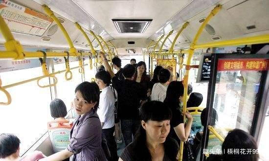 人面獸心？男子坐公車「摸女乘客上背」引發眾怒　女乘客「卻拿4000元」感謝他：下次一定注意