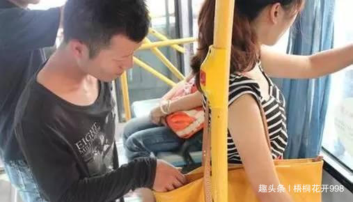 人面獸心？男子坐公車「摸女乘客上背」引發眾怒　女乘客「卻拿4000元」感謝他：下次一定注意
