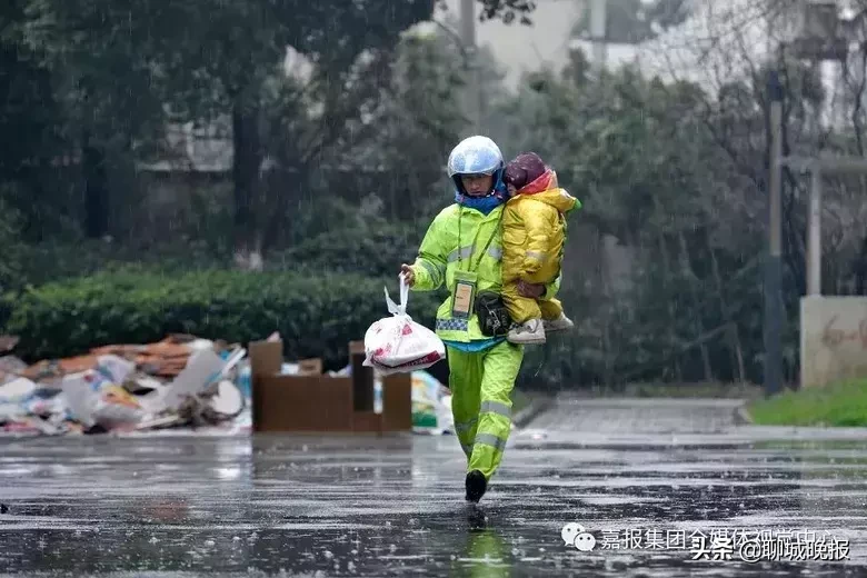 妻子拋夫棄女！單身父「抱3歲愛女送外賣」 引人淚目，四處奔波不言苦：孩子比我更辛苦