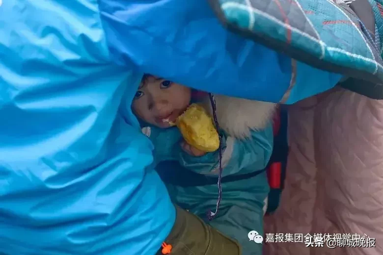妻子拋夫棄女！單身父「抱3歲愛女送外賣」 引人淚目，四處奔波不言苦：孩子比我更辛苦