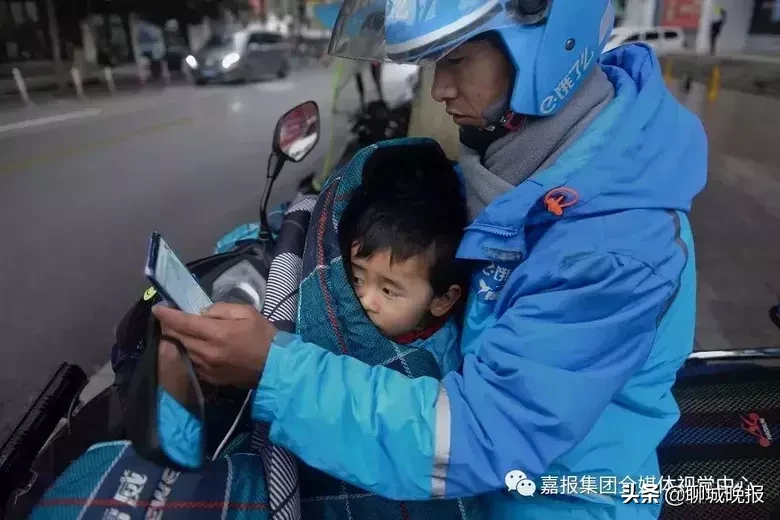 妻子拋夫棄女！單身父「抱3歲愛女送外賣」 引人淚目，四處奔波不言苦：孩子比我更辛苦