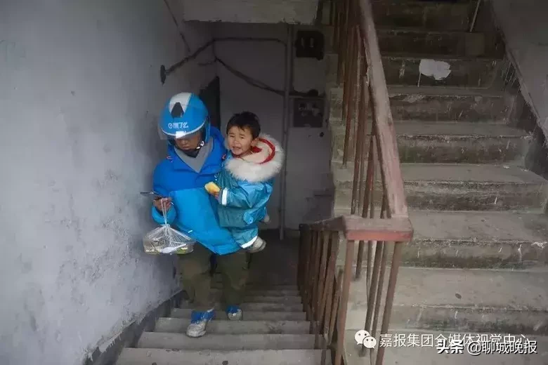妻子拋夫棄女！單身父「抱3歲愛女送外賣」 引人淚目，四處奔波不言苦：孩子比我更辛苦
