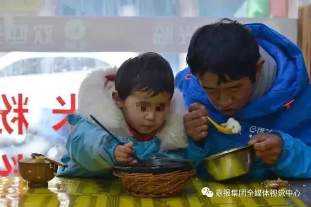 妻子拋夫棄女！單身父「抱3歲愛女送外賣」 引人淚目，四處奔波不言苦：孩子比我更辛苦