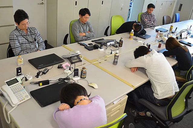姿勢過分野！越南上班族「午睡姿勢太奇葩」驚呆老闆，一到中午「辦公室→野戰醫院」有夠狂