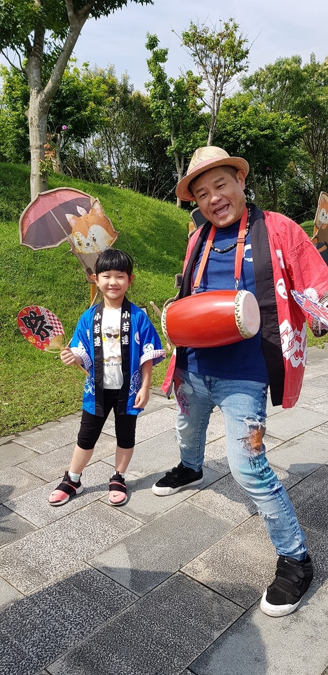 聽某嘴大富貴！許效舜入圍金鐘「第一感謝太太」：娶到她很幸運　破酸言「老夫少妻走不久」9年婚如熱戀