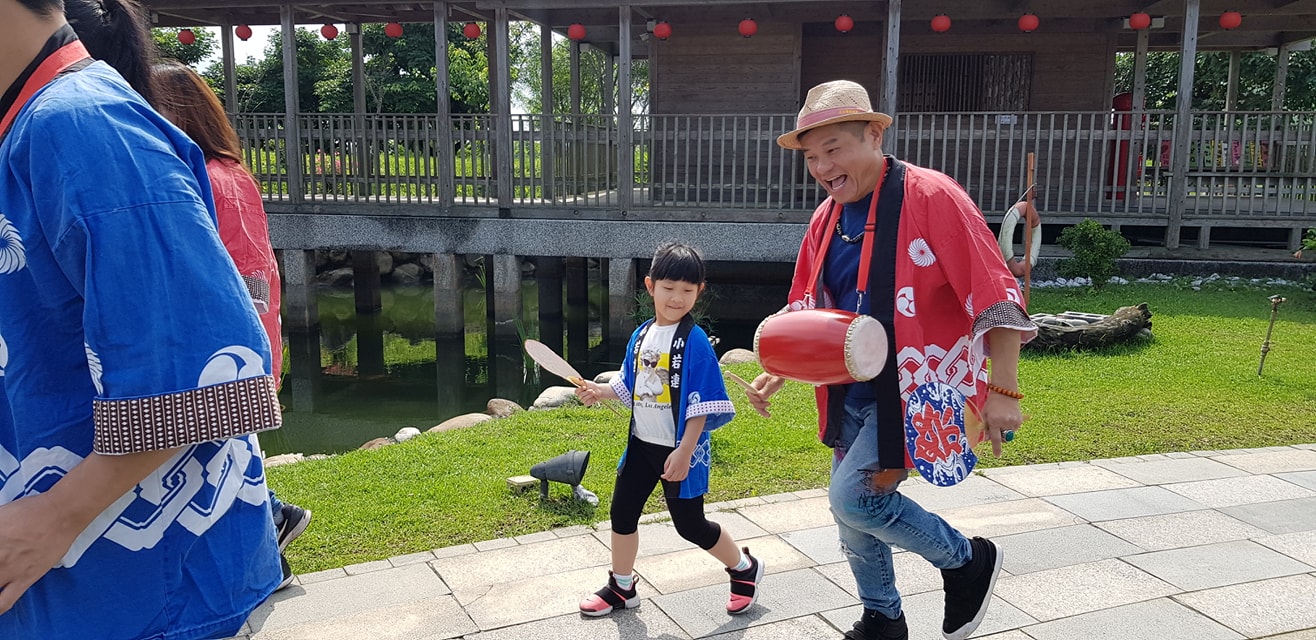 聽某嘴大富貴！許效舜入圍金鐘「第一感謝太太」：娶到她很幸運　破酸言「老夫少妻走不久」9年婚如熱戀