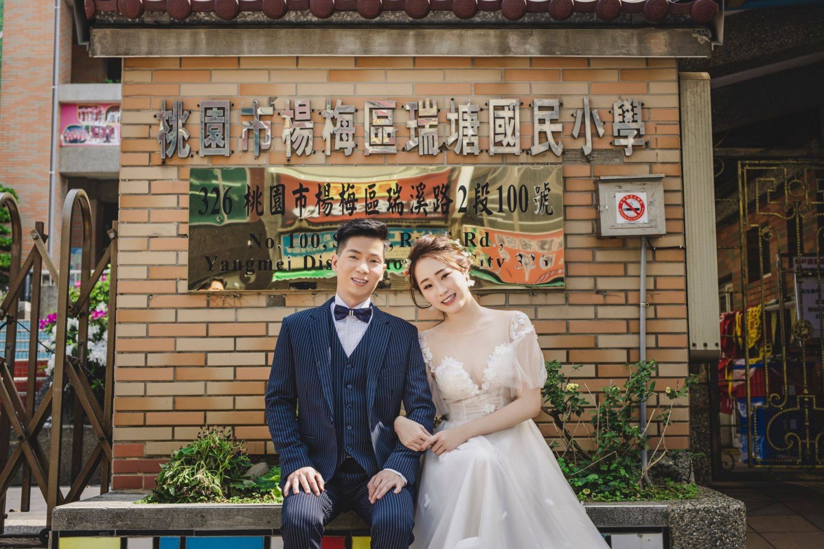 繞了一圈還是你❤️28歲老師「遇上11歲女學生」開啟緣分　18年後「重回國小拍婚紗」愛情故事太浪漫