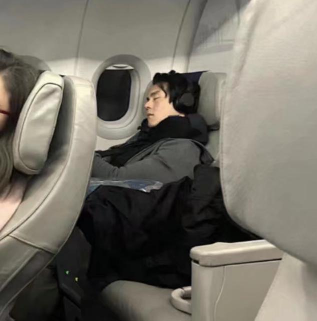 飛機上睡覺素顏被拍！高顏值帥哥彭於晏「被美女圍觀」花式合影　發現偷拍後「呆萌表情」根本大男孩