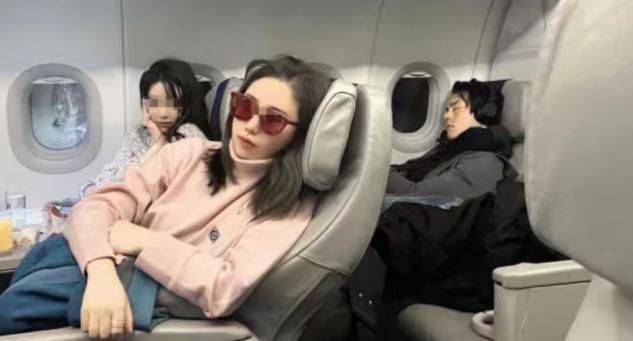飛機上睡覺素顏被拍！高顏值帥哥彭於晏「被美女圍觀」花式合影　發現偷拍後「呆萌表情」根本大男孩
