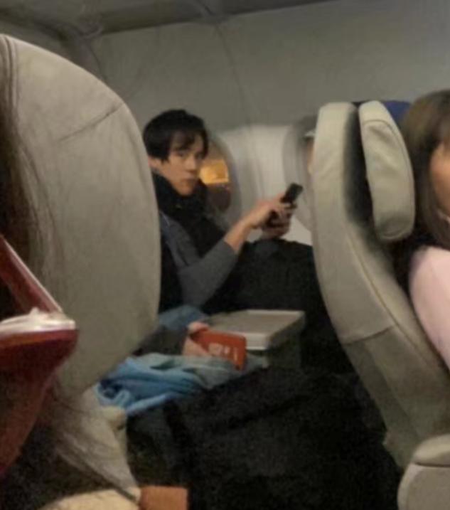 飛機上睡覺素顏被拍！高顏值帥哥彭於晏「被美女圍觀」花式合影　發現偷拍後「呆萌表情」根本大男孩