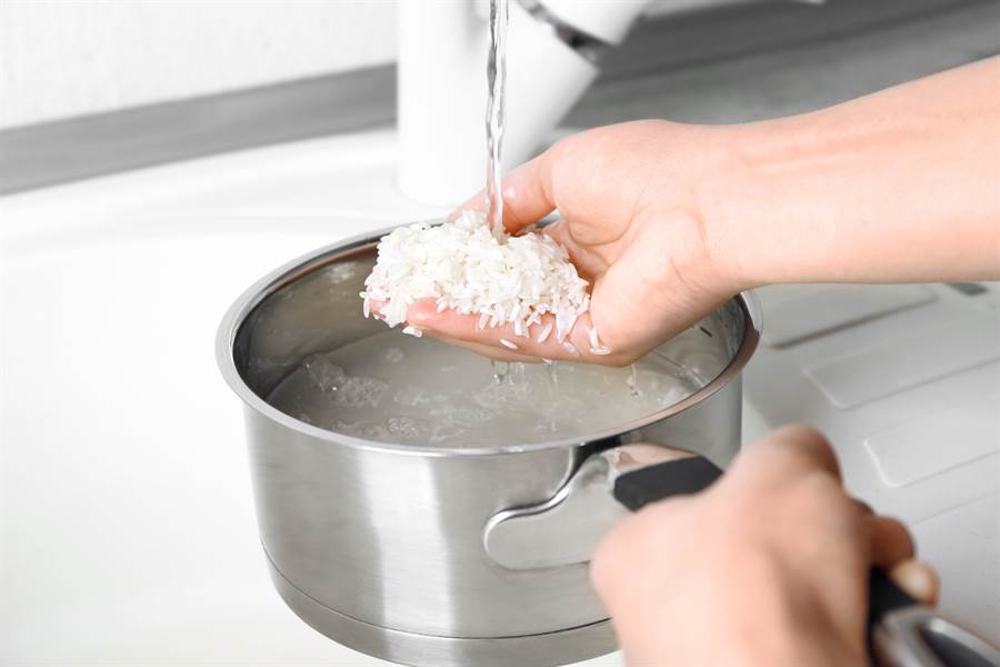 「洗米要洗幾次」煮飯才好吃？老饕公認「洗3次不行」揭正確解答：粒粒分明又美味