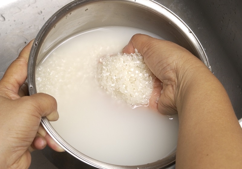 「洗米要洗幾次」煮飯才好吃？老饕公認「洗3次不行」揭正確解答：粒粒分明又美味