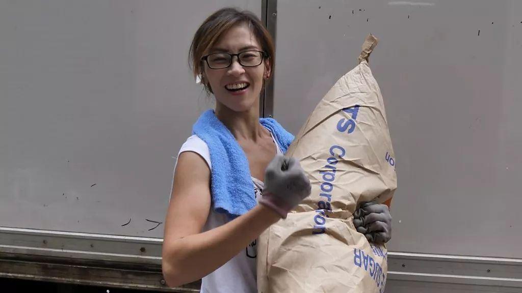 香港最美搬運工！因拉貨一夜爆紅後「牽手富二代」　 現狀曝光出人意料被狂讚：「三觀超正」
