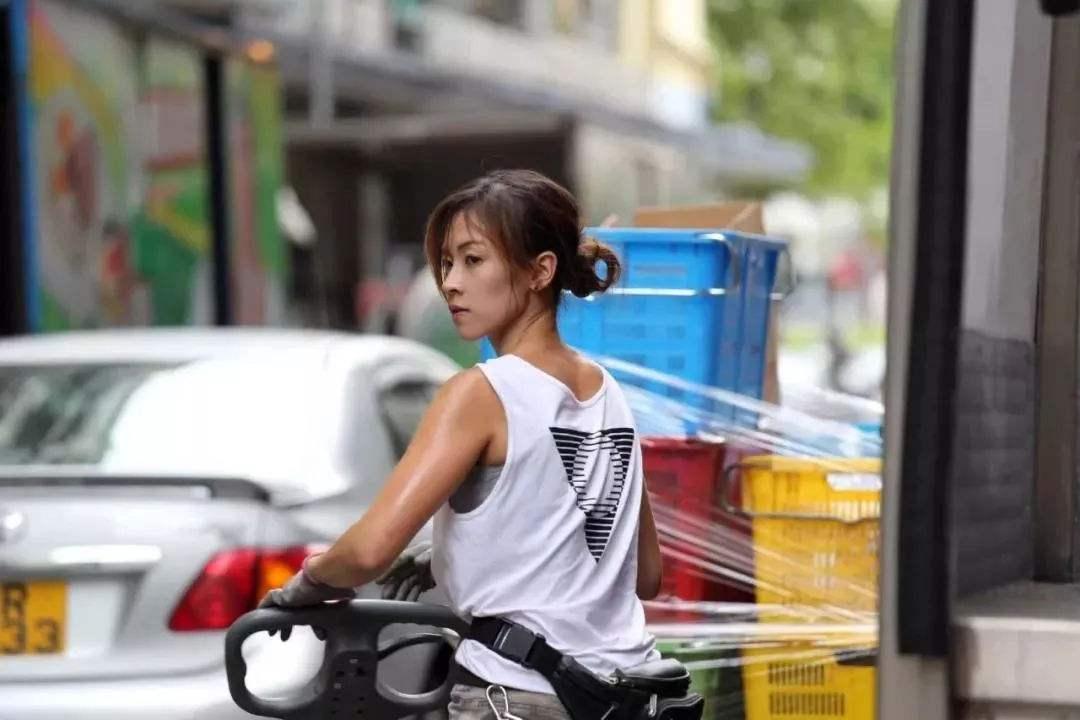 香港最美搬運工！因拉貨一夜爆紅後「牽手富二代」　 現狀曝光出人意料被狂讚：「三觀超正」