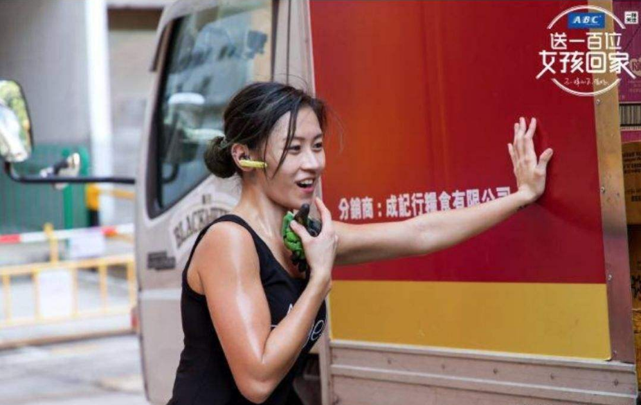 香港最美搬運工！因拉貨一夜爆紅後「牽手富二代」　 現狀曝光出人意料被狂讚：「三觀超正」