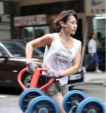 香港最美搬運工！因拉貨一夜爆紅後「牽手富二代」　 現狀曝光出人意料被狂讚：「三觀超正」