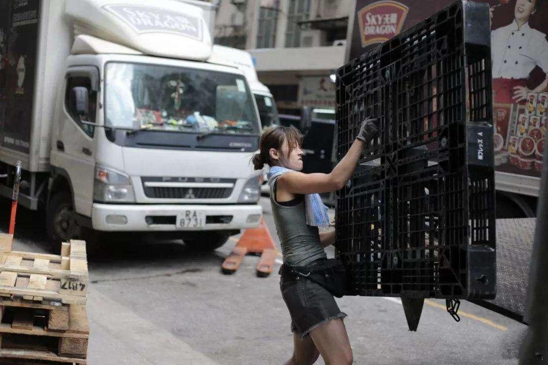 香港最美搬運工！因拉貨一夜爆紅後「牽手富二代」　 現狀曝光出人意料被狂讚：「三觀超正」