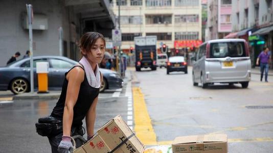 香港最美搬運工！因拉貨一夜爆紅後「牽手富二代」　 現狀曝光出人意料被狂讚：「三觀超正」