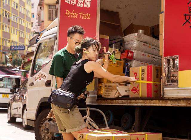 香港最美搬運工！因拉貨一夜爆紅後「牽手富二代」　 現狀曝光出人意料被狂讚：「三觀超正」