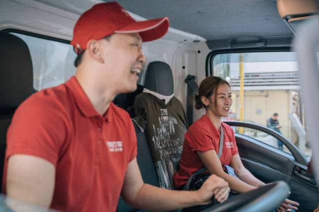 香港最美搬運工！因拉貨一夜爆紅後「牽手富二代」　 現狀曝光出人意料被狂讚：「三觀超正」