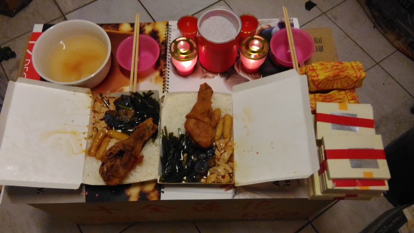 拜地基主卡關！媽媽連續擲茭「10分鐘都沒有回應」　網友看桌上笑「根本沒吃到飯啊」：剛吃飽就聖筊