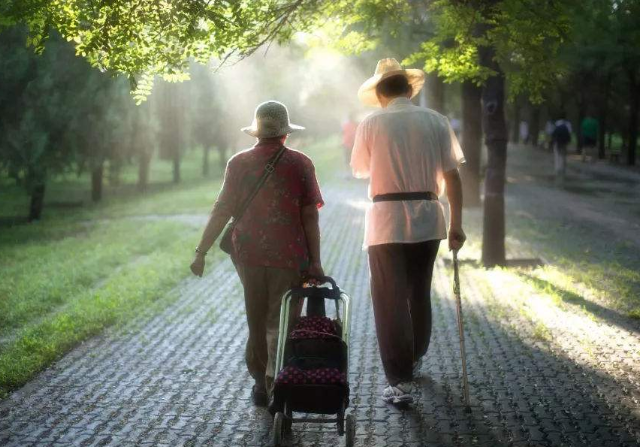 深夜搬離後老伴家！65歲「再婚」以為找到了依靠，他兒女做法卻讓我看清「婚姻真相」：別太天真了