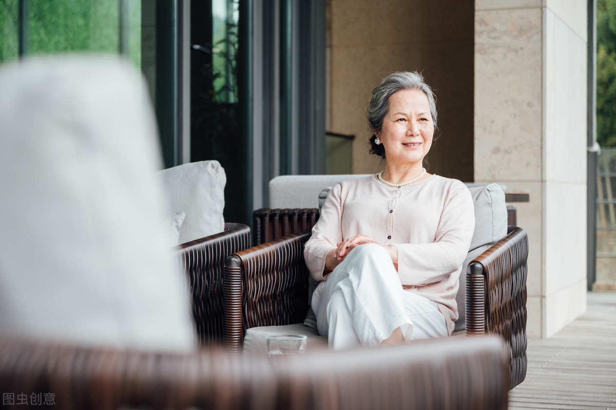 深夜搬離後老伴家！65歲「再婚」以為找到了依靠，他兒女做法卻讓我看清「婚姻真相」：別太天真了