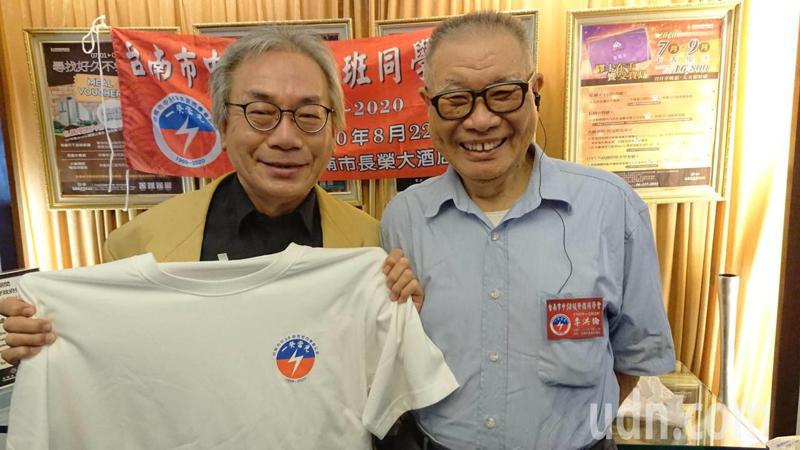 畢業51年！退休師「找回失聯數十年學生」再聚首已白髮蒼蒼　學生回憶湧心頭：謝謝老師從不放棄