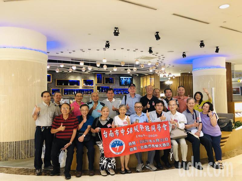畢業51年！退休師「找回失聯數十年學生」再聚首已白髮蒼蒼　學生回憶湧心頭：謝謝老師從不放棄