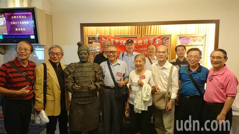 畢業51年！退休師「找回失聯數十年學生」再聚首已白髮蒼蒼　學生回憶湧心頭：謝謝老師從不放棄