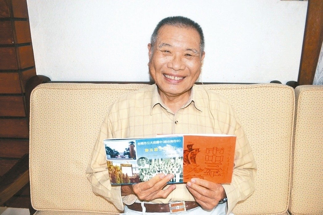 畢業51年！退休師「找回失聯數十年學生」再聚首已白髮蒼蒼　學生回憶湧心頭：謝謝老師從不放棄