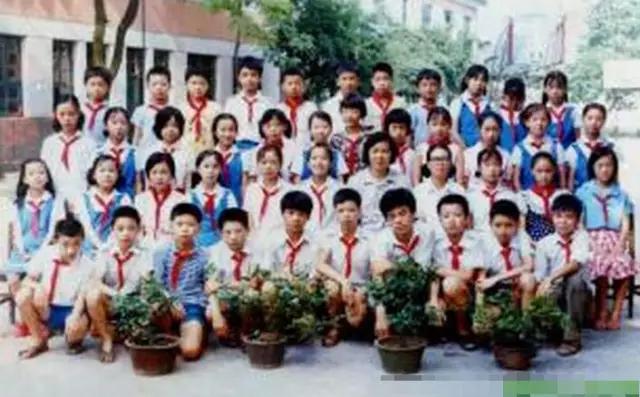 畢業51年！退休師「找回失聯數十年學生」再聚首已白髮蒼蒼　學生回憶湧心頭：謝謝老師從不放棄